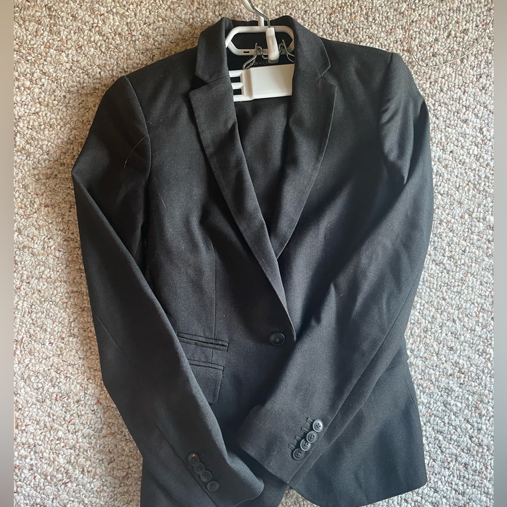 RW&Co 3 piece women’s suit, charcoal grey size 00